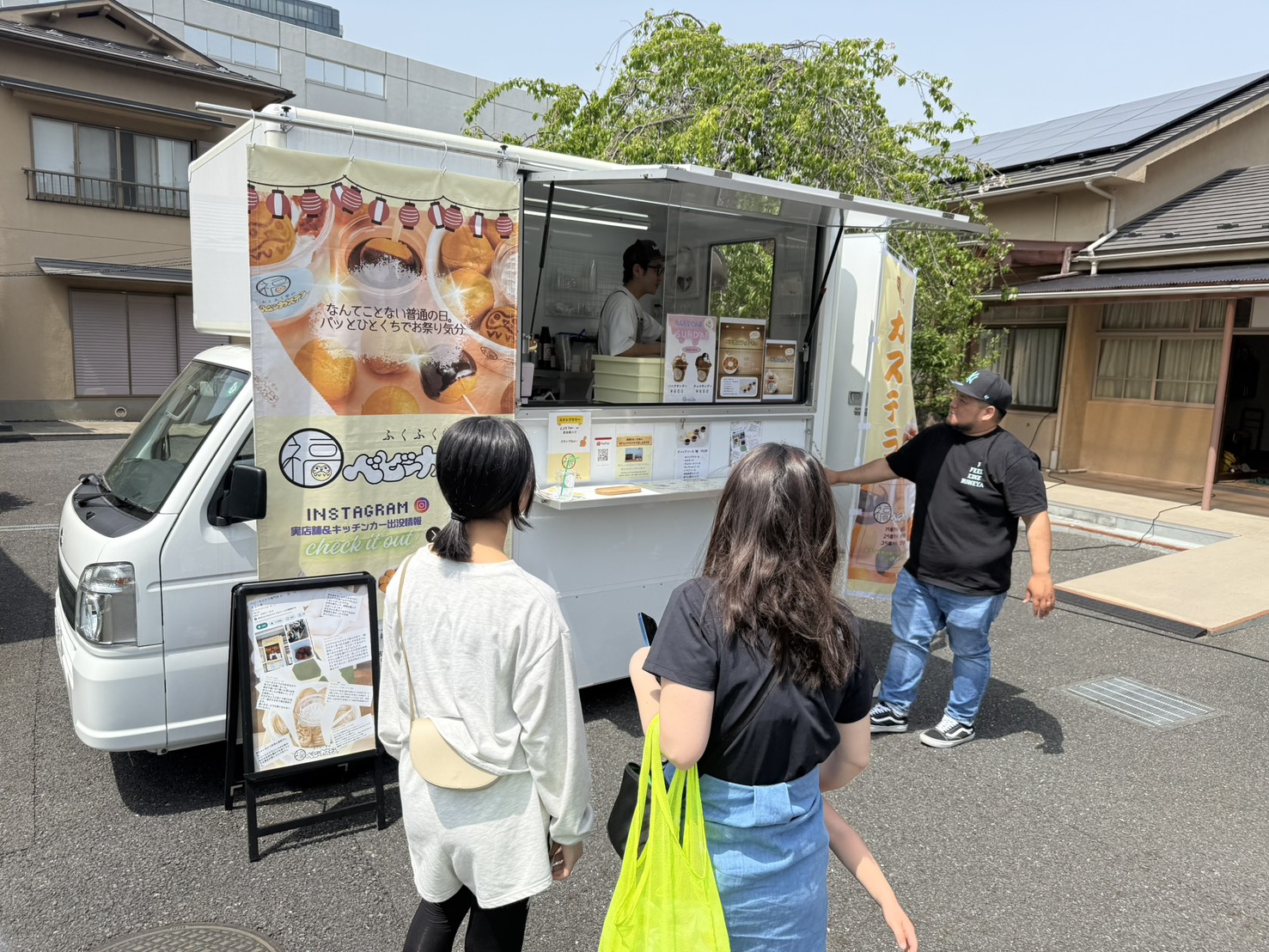 牛込マルシェを楽しむ来場者の様子