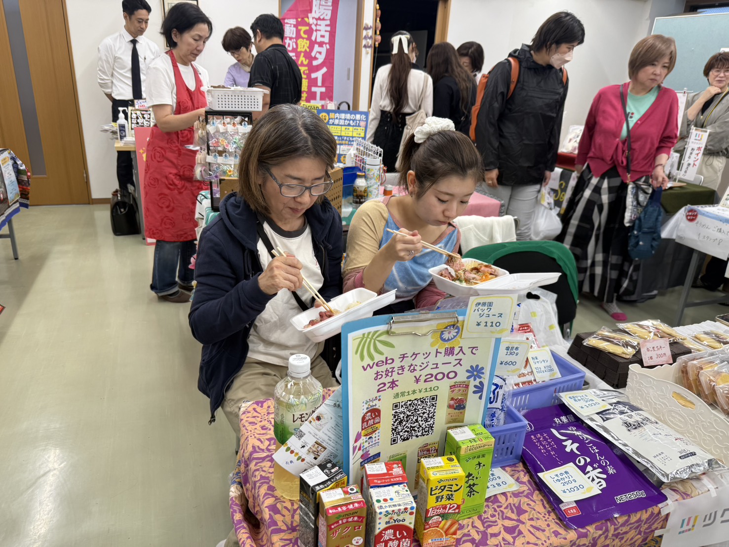 牛込マルシェの出店ブースと販売の様子