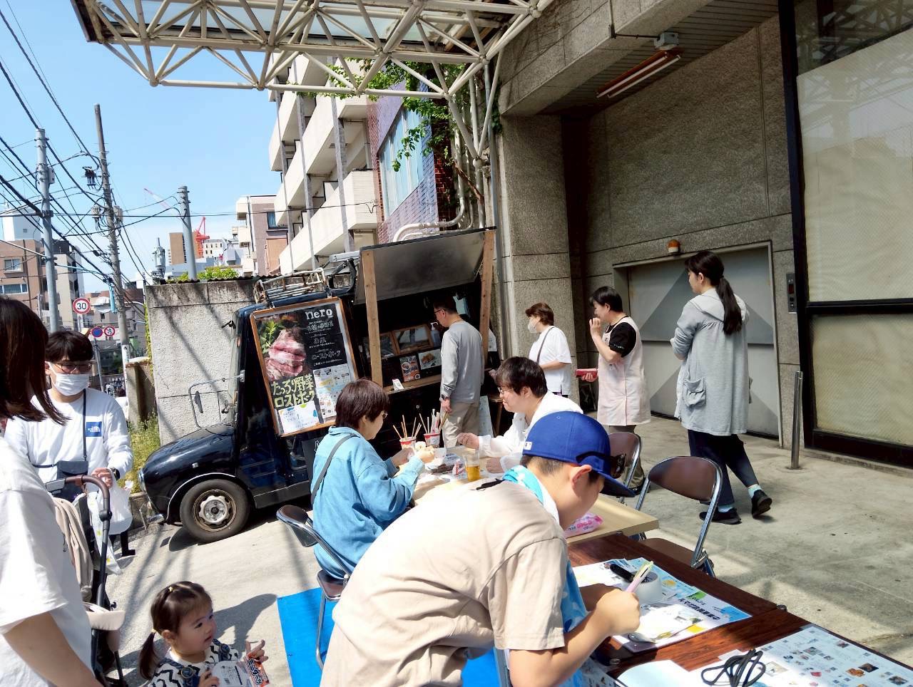 牛込マルシェで買い物を楽しむ来場者